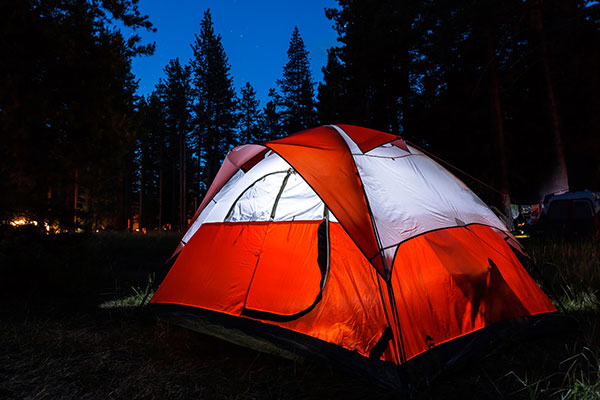 Zelt beleuchtet in der Nacht