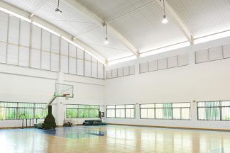 Beleuchtete Basketball-Halle