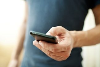 Mann mit seinem Smartphone